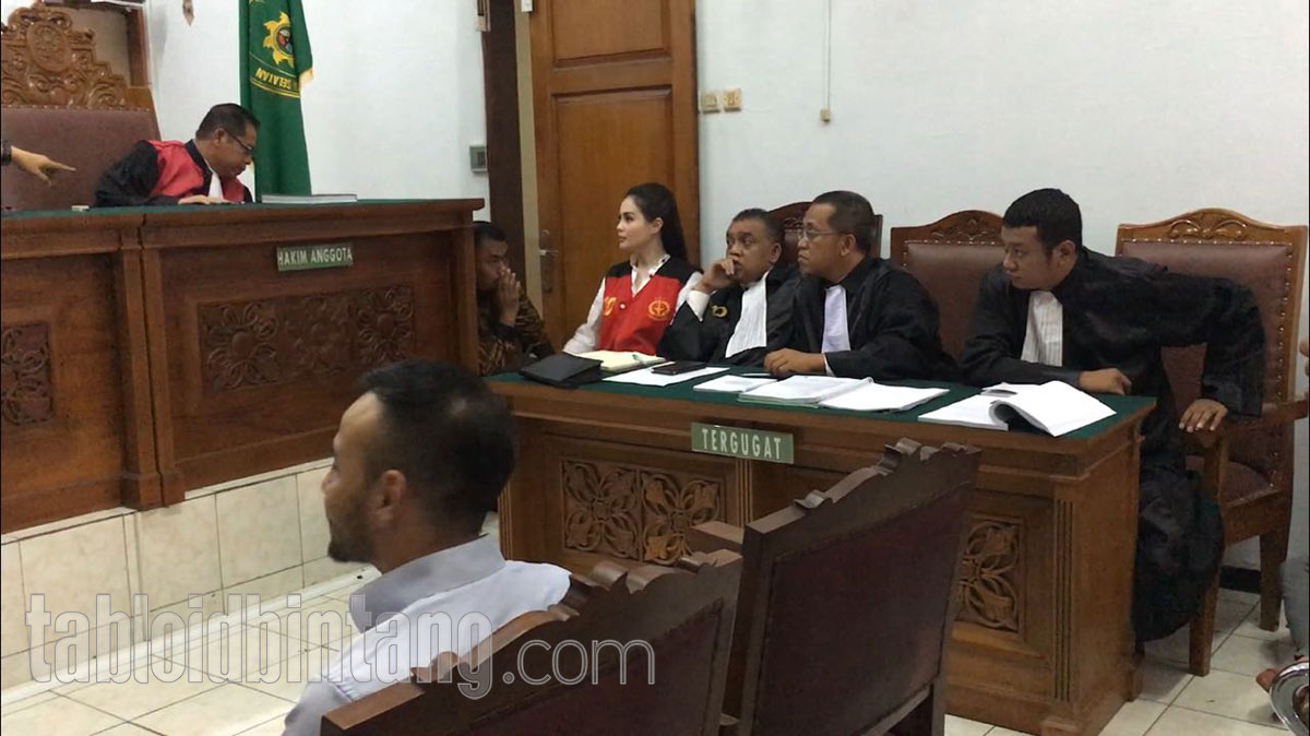 Dikira Bodyguard, Hakim Usir Seorang Pria Dari Ruang Sidang Jennifer ...