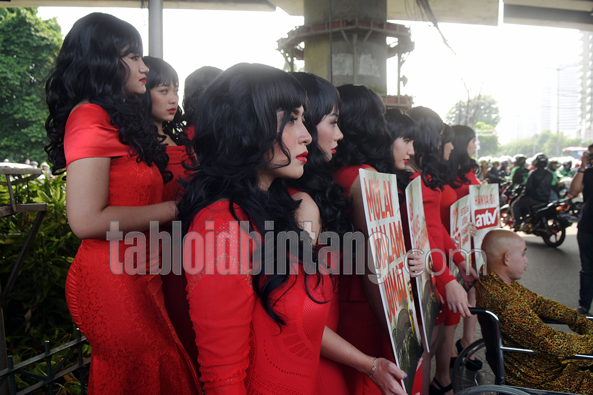 15 Gadis Berbaju Merah Di Jembatan Promosikan Sinetron Ada Si Manis Di