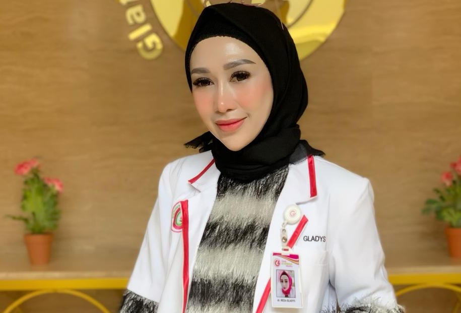 Reza Gladys, Dokter yang Hobi Bikin Orang jadi Cantik dan Percaya Diri