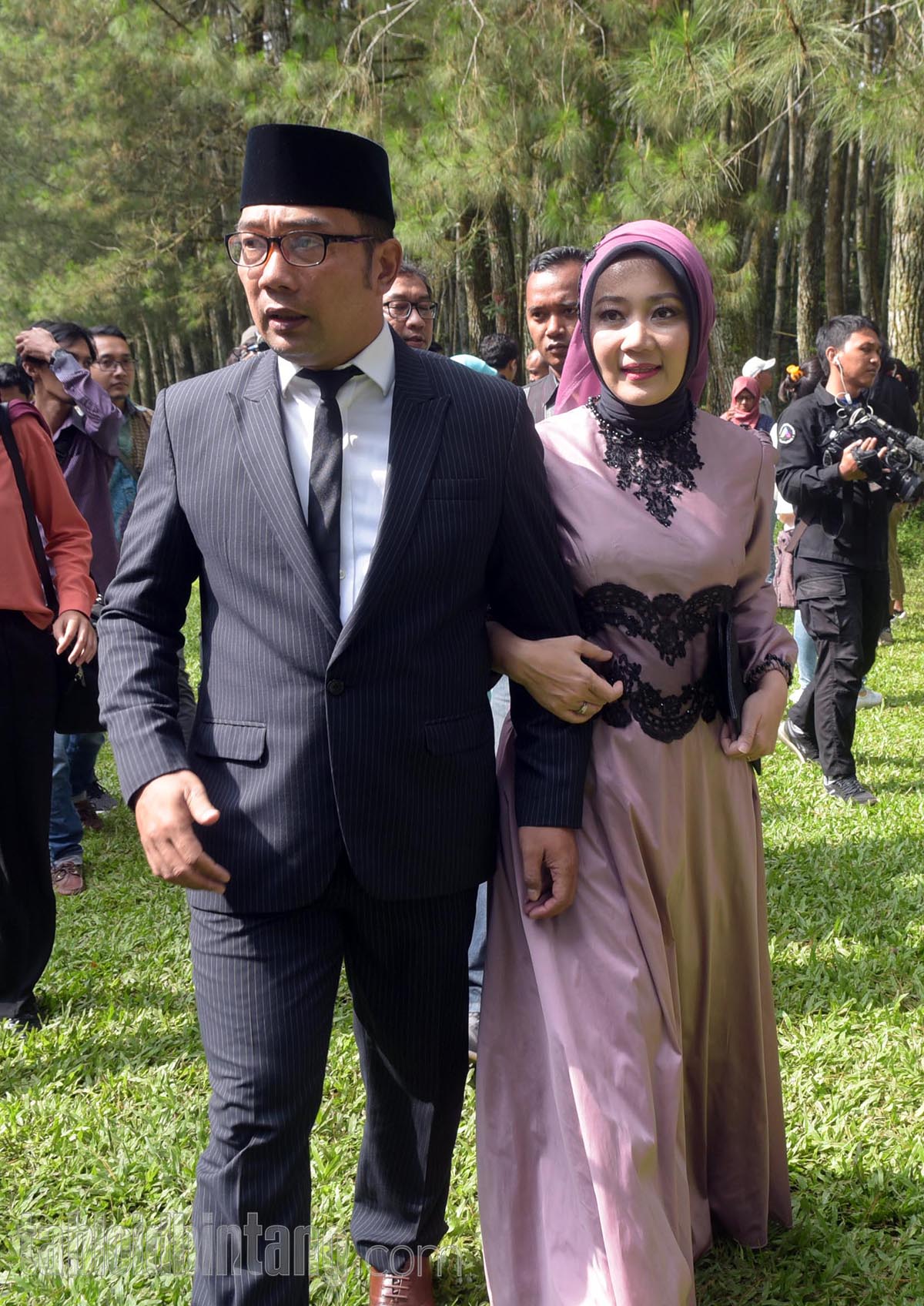 Ridwan Kamil Gandeng Mesra Sang Istri Atalia Praratya