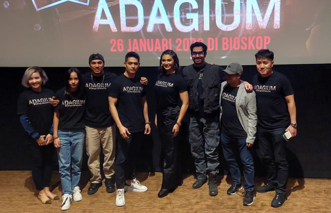 Syuting Film Adagium, Angga Asyafriena Pakai Seragam TNI dan Tenteng  Senapan Puluhan Kg - Tabloidbintang.com