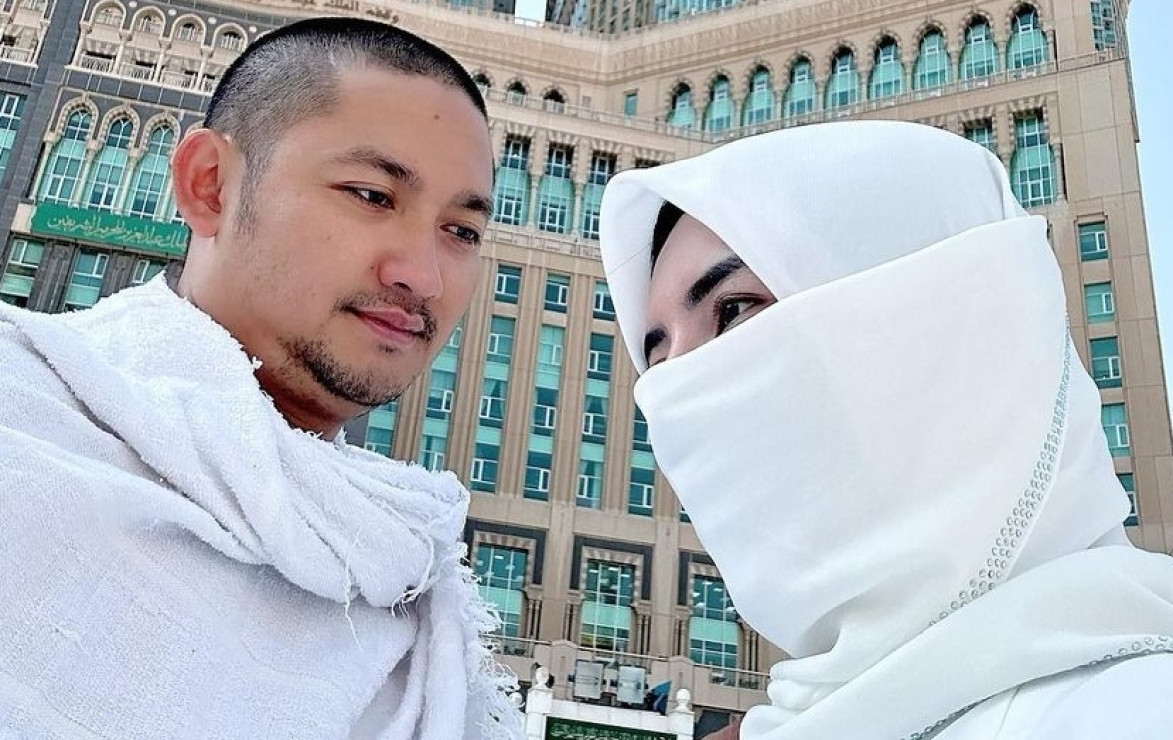 Terungkap! Wanita Yang Umrah Bareng Angga Wijaya Bukan Istrinya ...