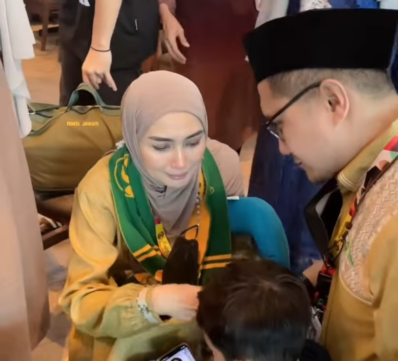 Pamit Tunaikan Ibadah Haji, Arie Untung Dan Fenita Arie Berderai Air ...